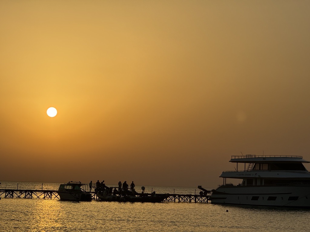 Sonnenaufgang über dem Bootsanleger