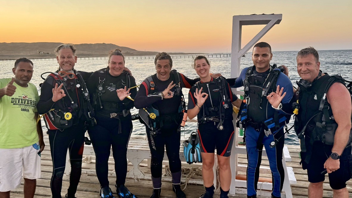 Unsere Tauchgruppe auf dem Steg im Abendlicht