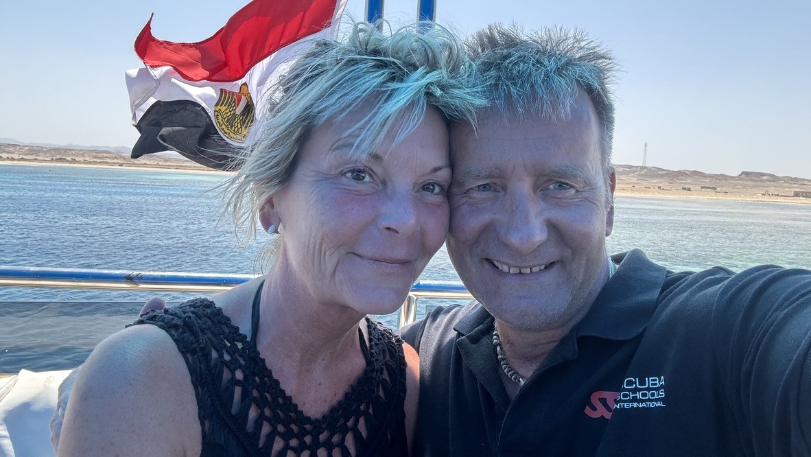 Zusammen auf dem Roten Meer, die ägyptische Flagge im Wind