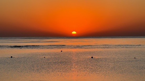 Sonnenaufgang über dem Roten Meer am 9. Juli 2026