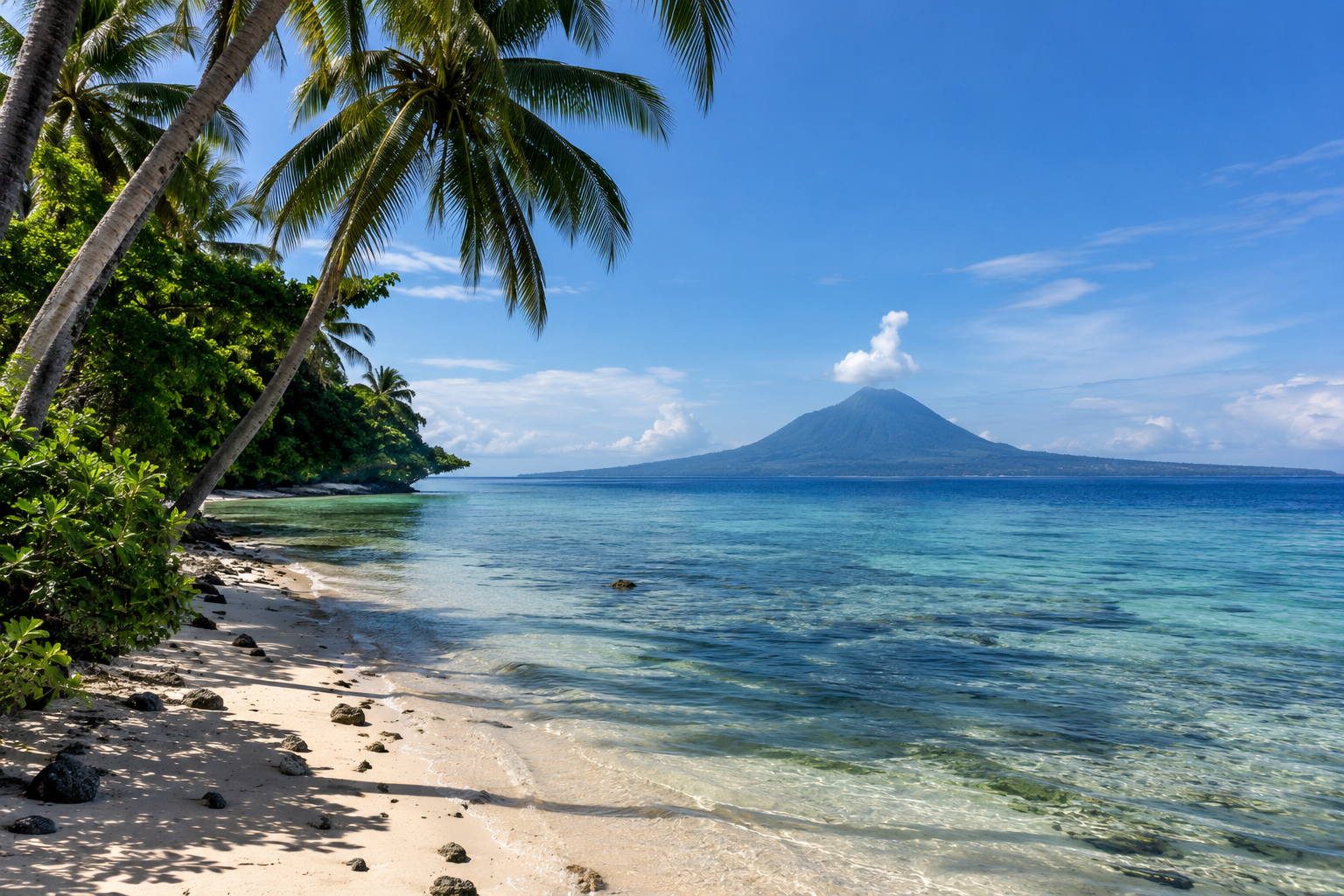 Bunaken: Inselküste mit Blick auf Manado Tua.