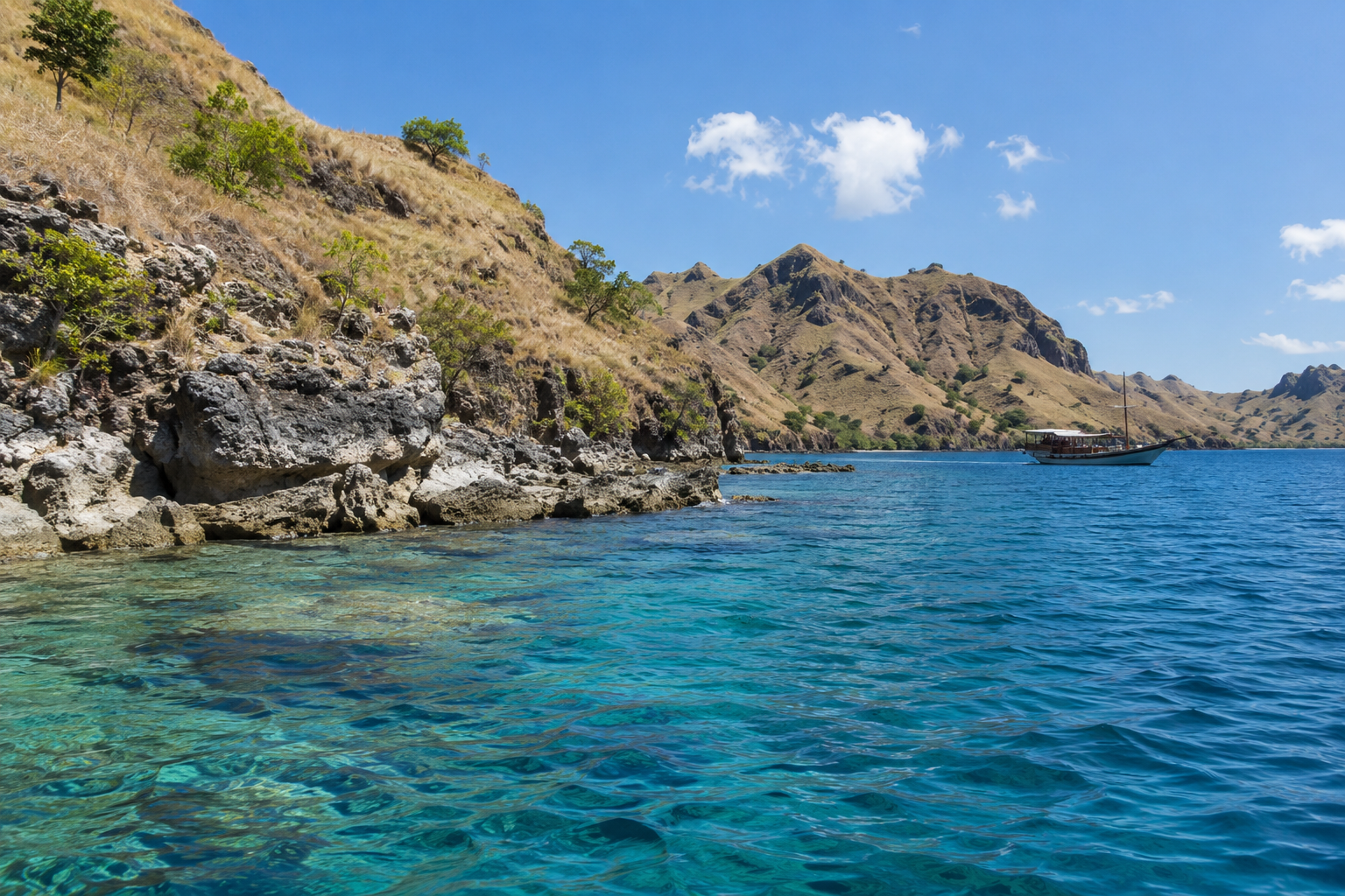 Komodo: die Küste aus der Perspektive eines Bootes.