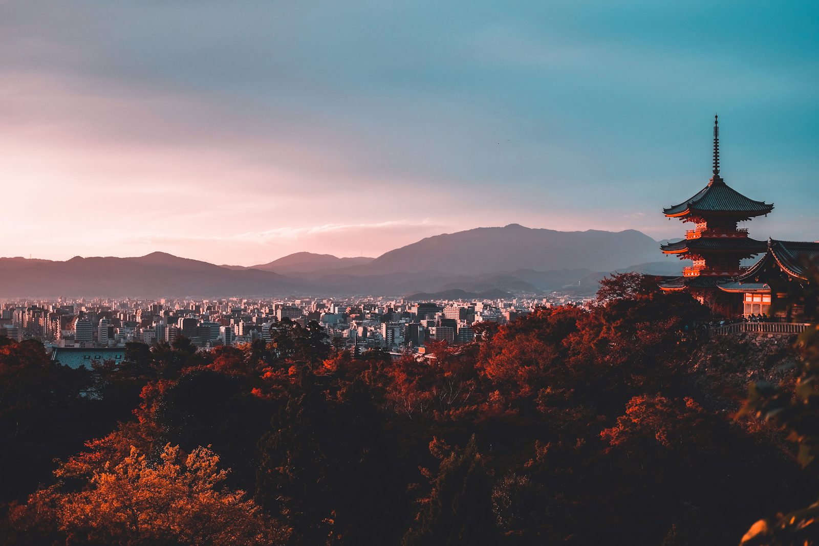 Kyoto und eine Pagode im Abendlicht