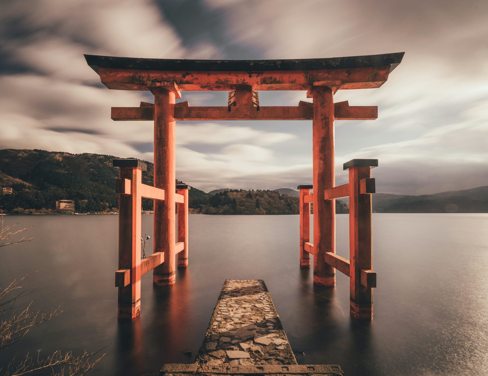 Torii am Wasser in Japan