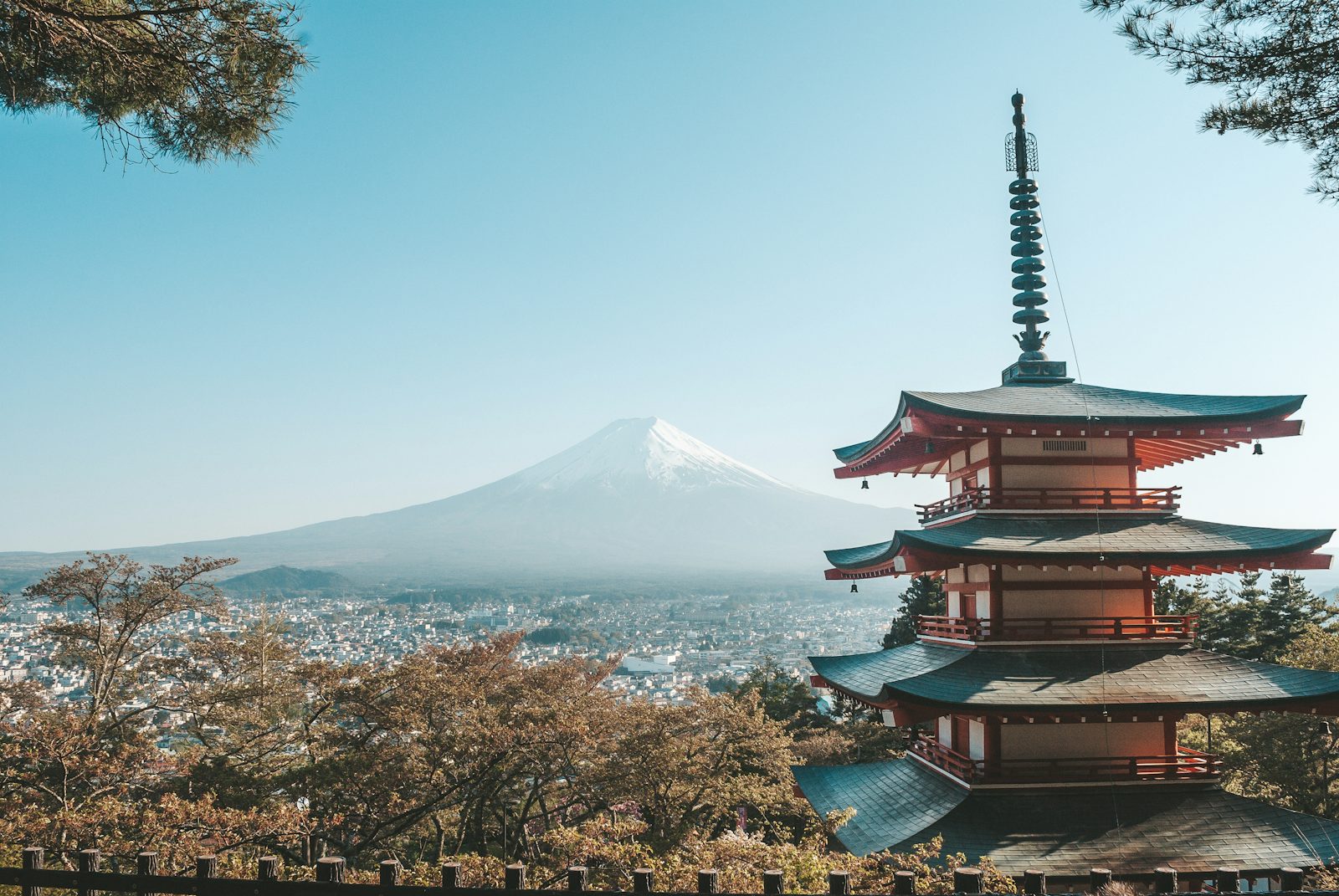Frühlingslicht an der Chureito-Pagode mit Fuji