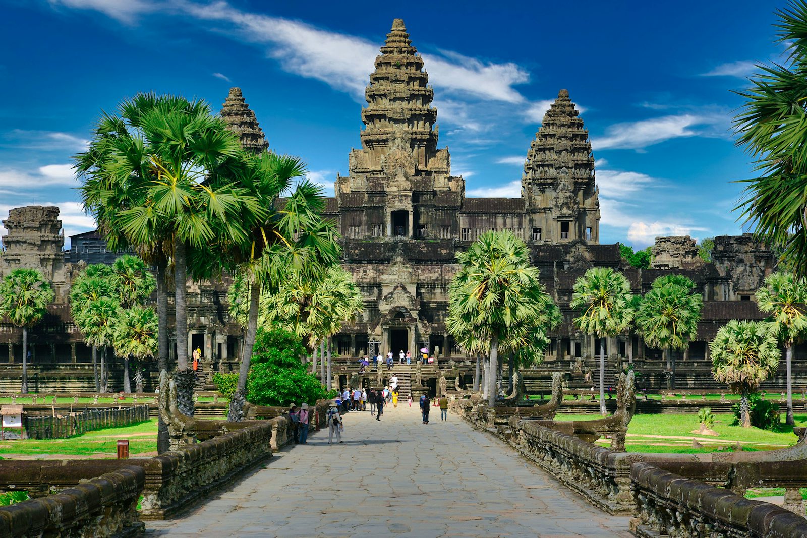 Angkor Wat mit Palmen und Tempeltürmen