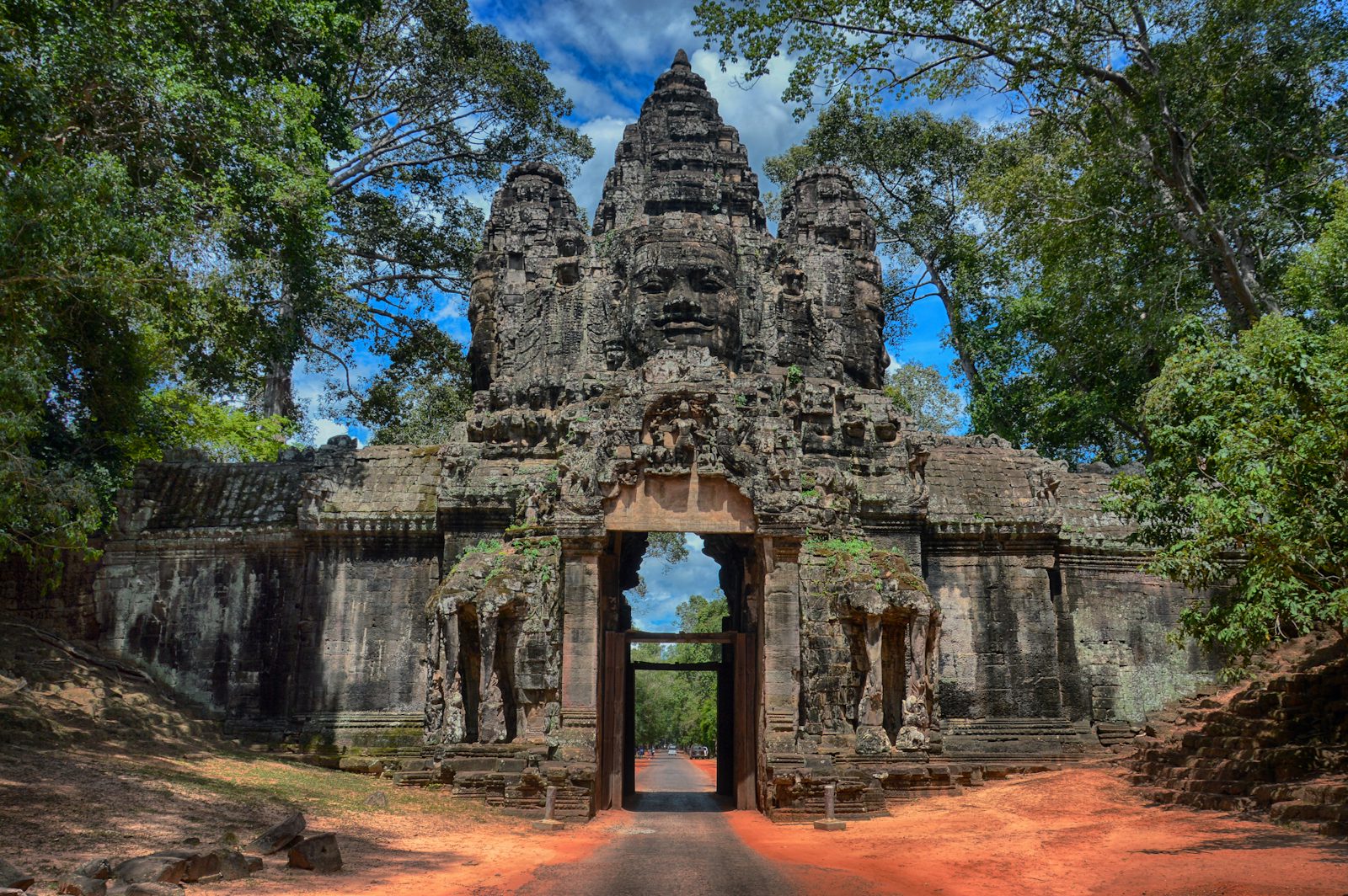 Historisches Tempeltor zwischen Bäumen in Angkor