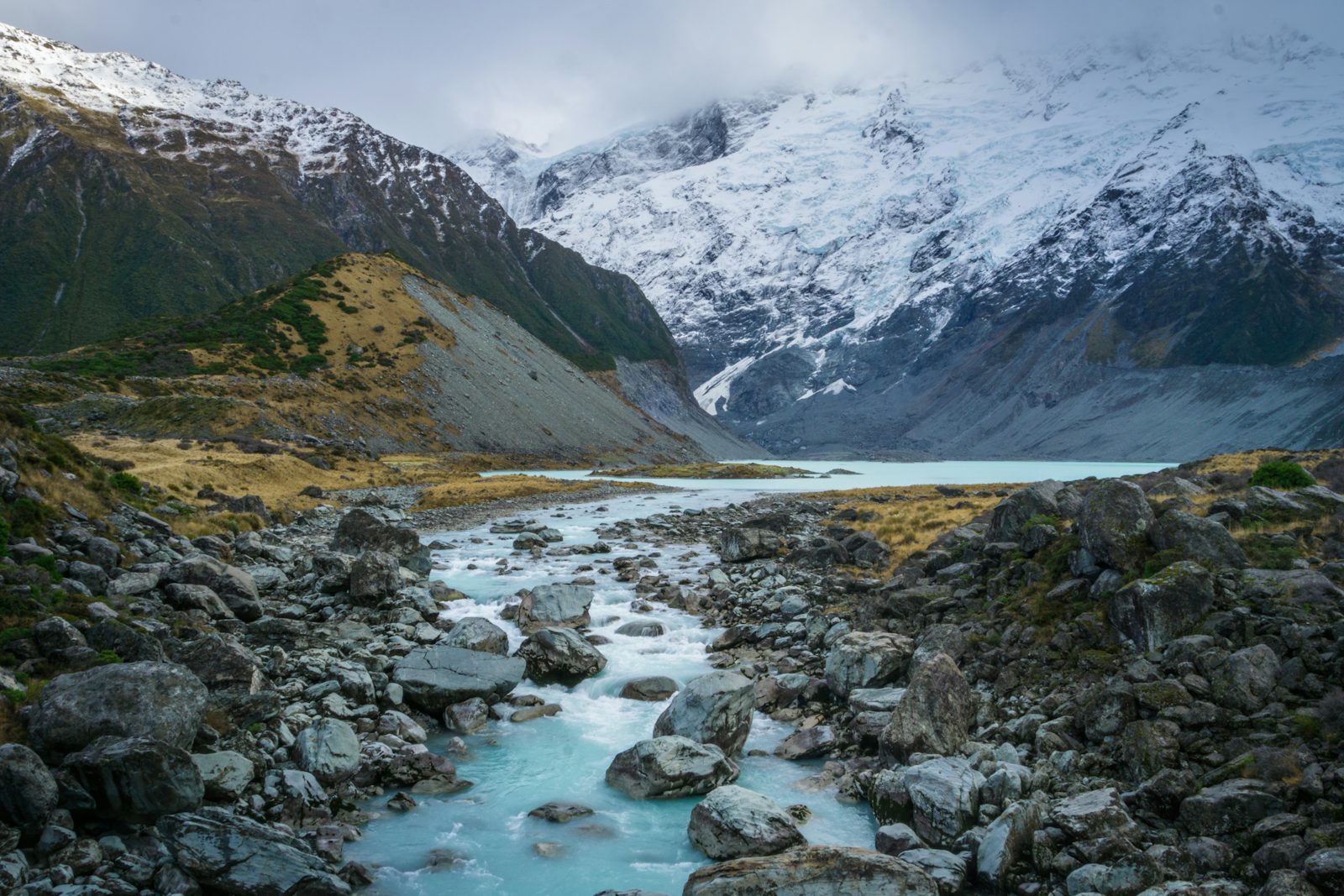 Gebirgsbach und schneebedeckte Berge in Neuseeland
