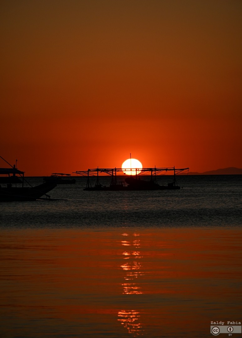 Sonnenuntergang an der Küste von Anilao
