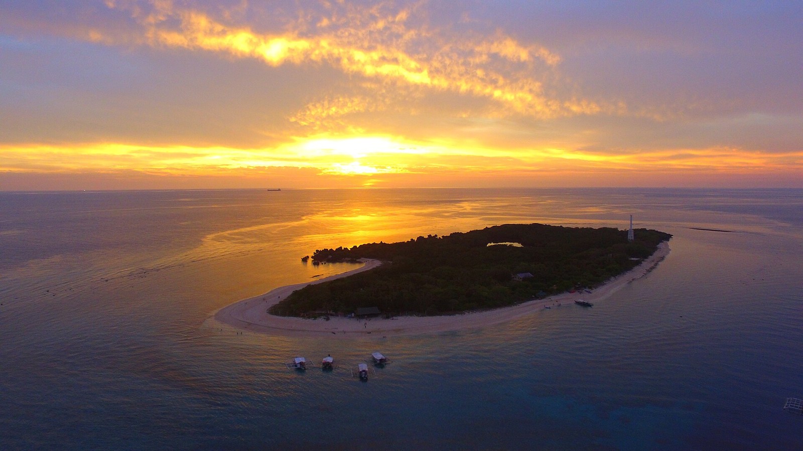 Sonnenuntergang über dem Apo Reef Natural Park