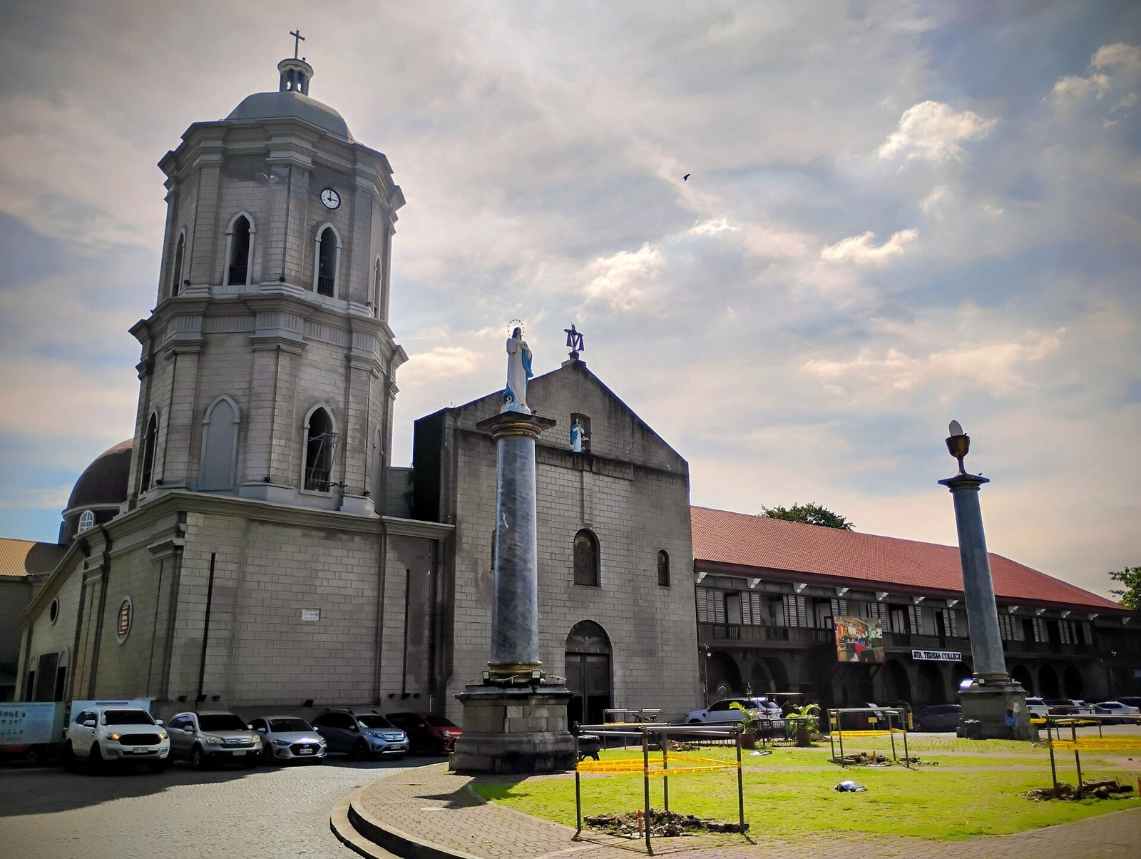 Kirche im Ortszentrum von Bauan
