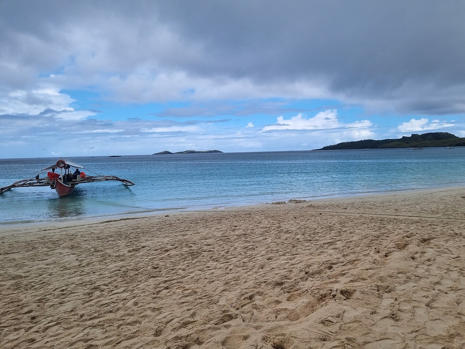 Sandstrand und Boote auf Calaguas
