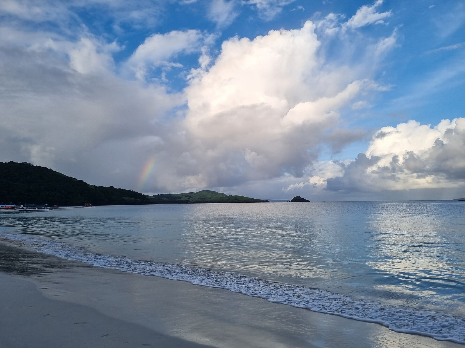 Wolken über einem Calaguas-Strand
