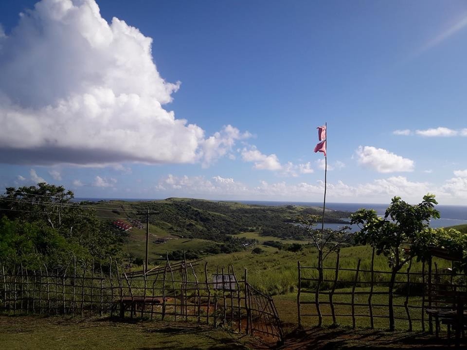 Hügellandschaft während eines Landgangs auf Calaguas