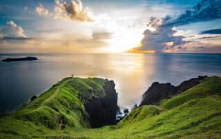 Grüne Klippen am Binurong Point auf Catanduanes