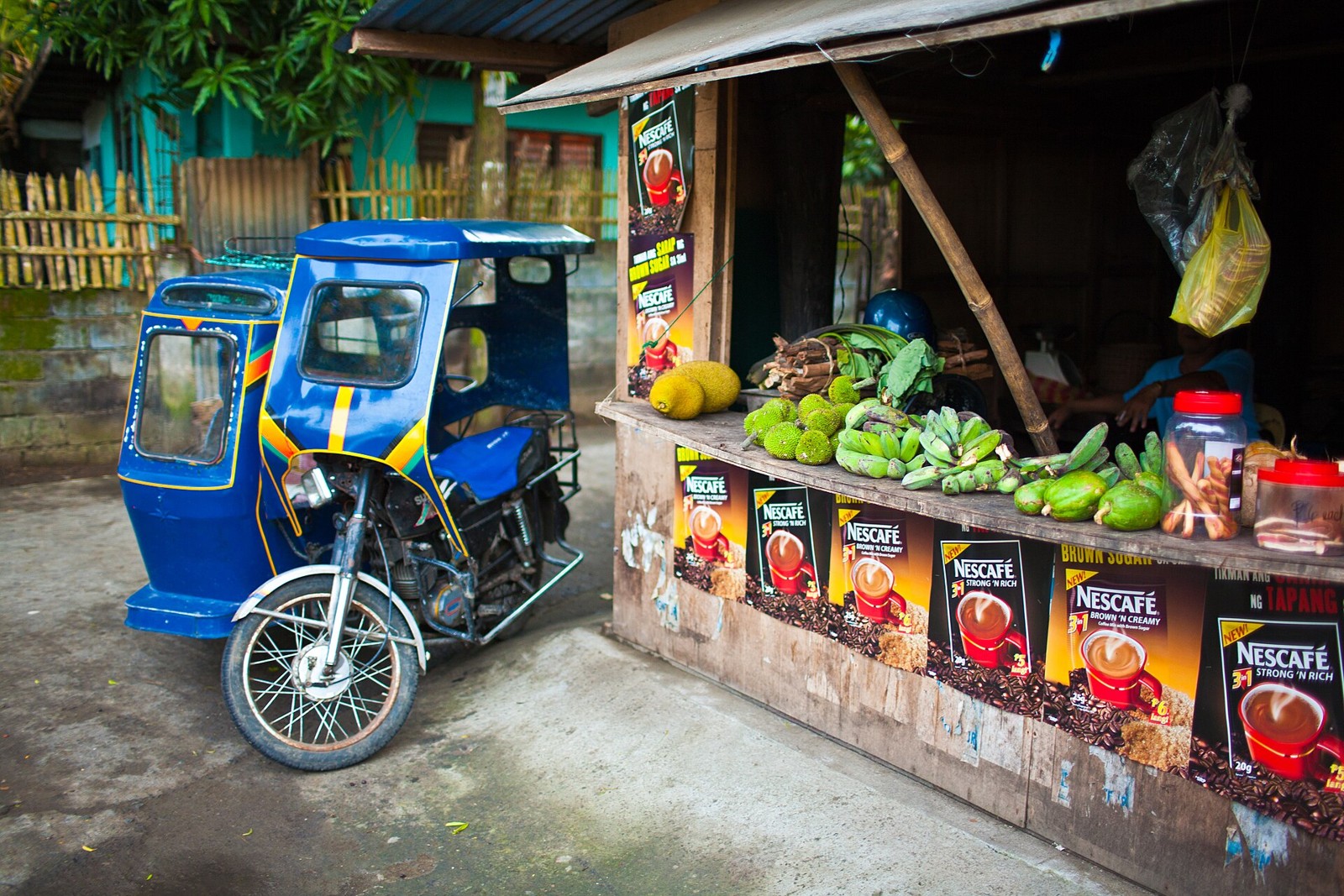 Obststand und Tricycle in Donsol