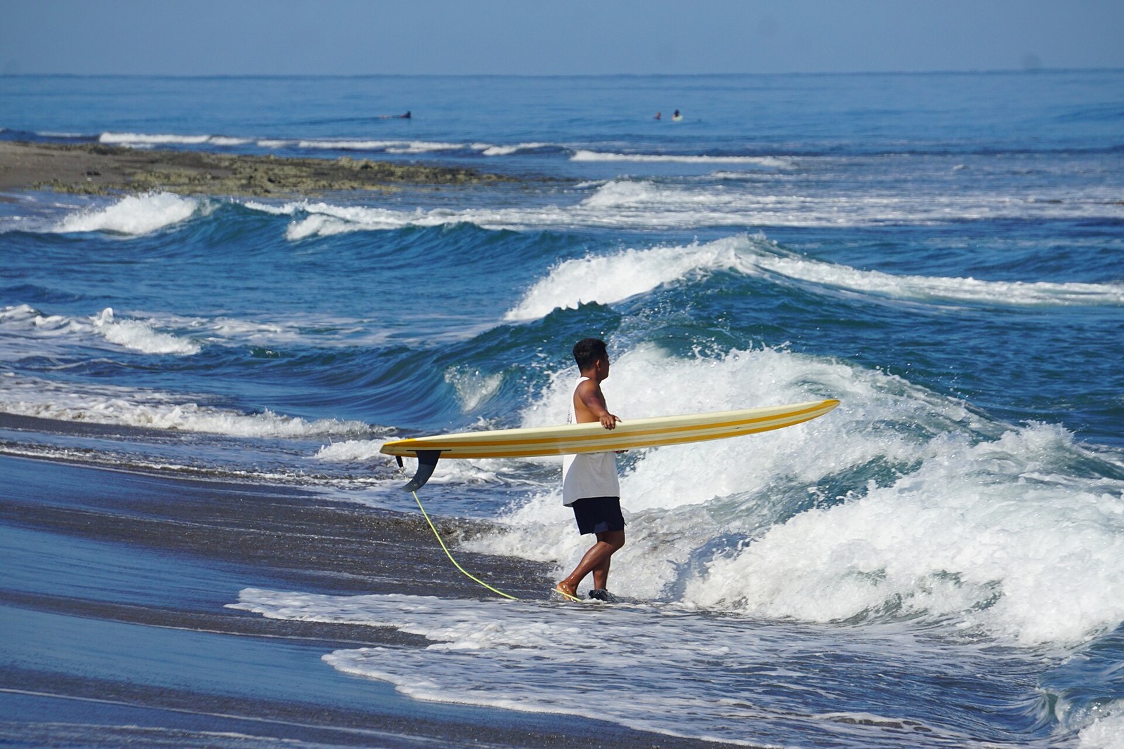 Surfer an der Küste von La Union