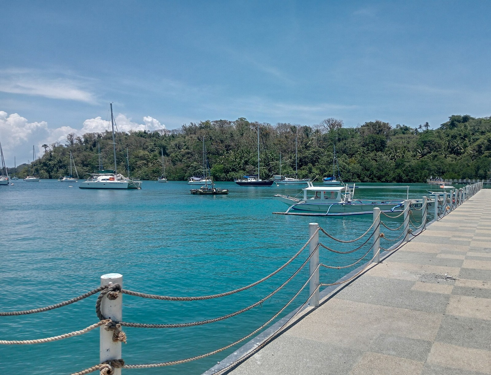 Muelle Bay und Hafen bei Puerto Galera