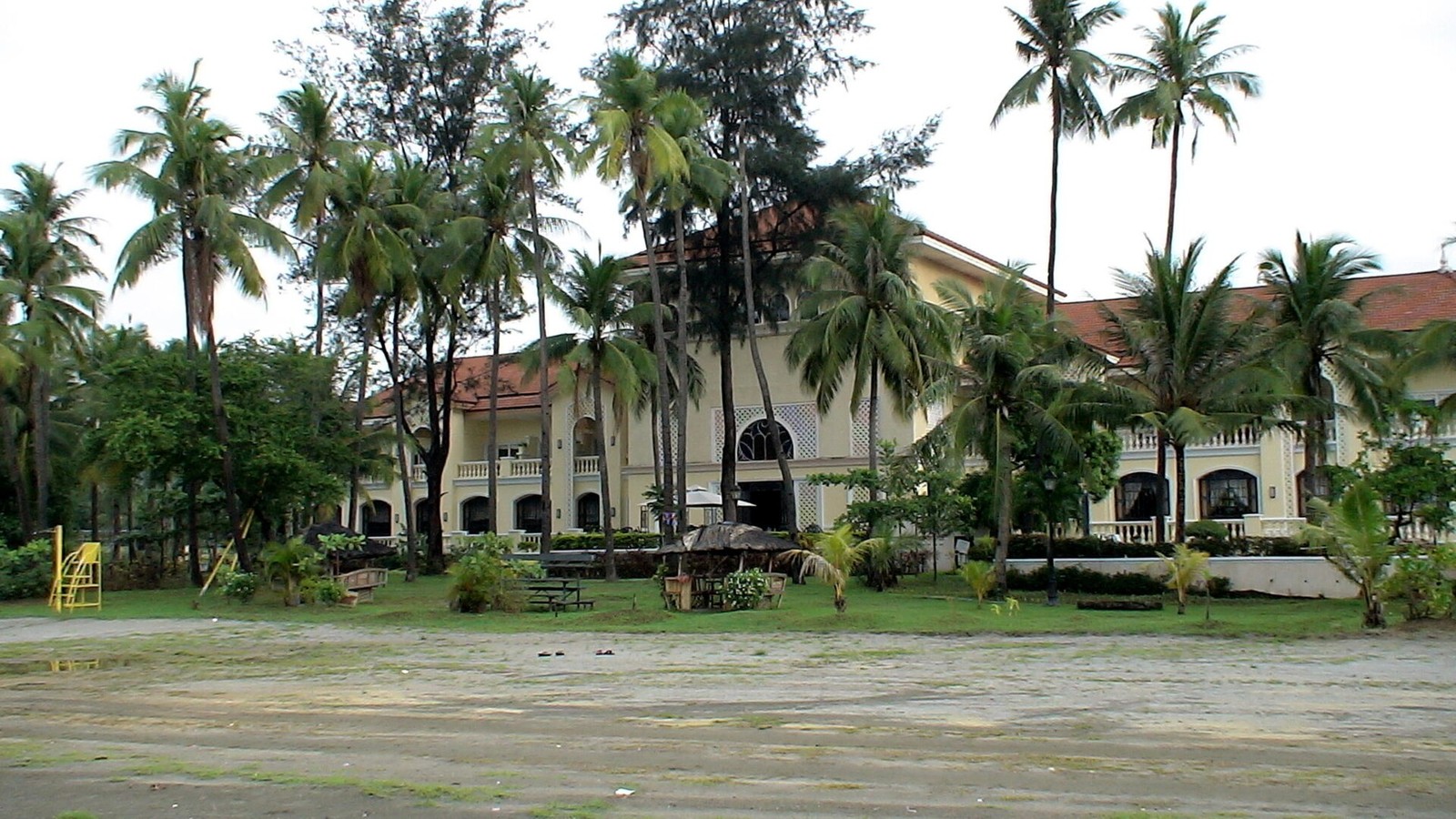 Palmen und Gebäude am Ufer der Subic Bay