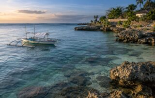 Philippinische Küste mit Booten und tropischem Meer