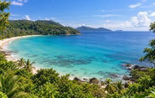 Tauchen auf Phuket: türkisfarbene Küstenbucht als Illustration