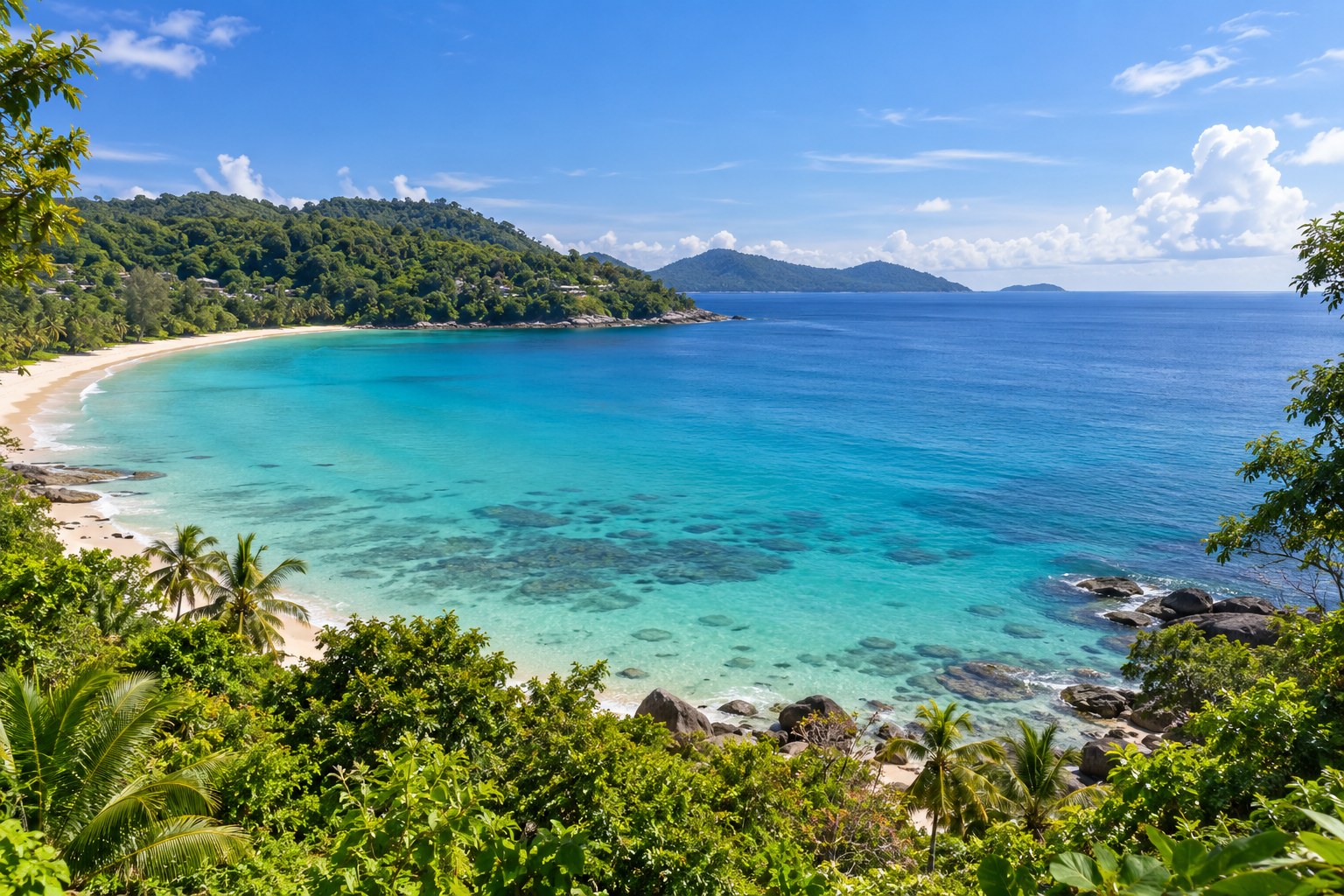 Tauchen auf Phuket: türkisfarbene Küstenbucht als Illustration