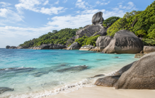 Similan: Granitfelsen zwischen weißem Strand und tropischem Wald.
