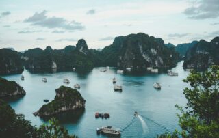 Kalksteininseln und Boote in der Ha-Long-Bucht