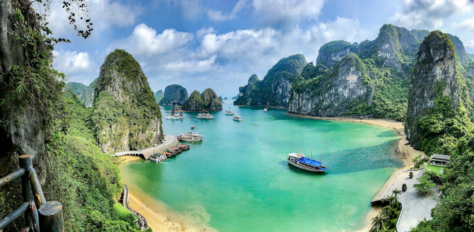 Grüne Felsinseln in der Ha-Long-Bucht
